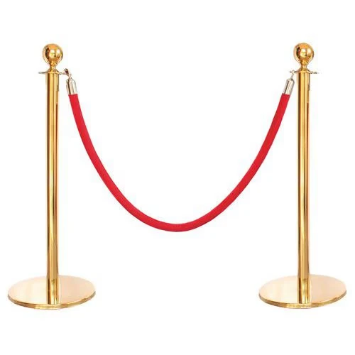 Potelets dorés avec cordons rouges